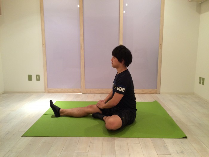 腰痛ストレッチハム座位1